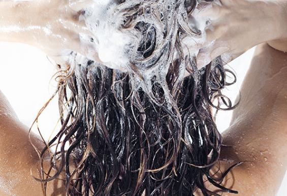 femme se lavant les cheveux
